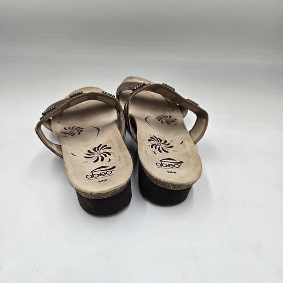 Abeo Sandals Slip On Double Strap Gold Square Medallion Detail WN 6 Low Wedge - Picture 4 of 5